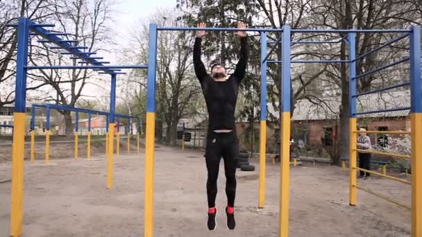 Pull-up s bavlnou — Stock video