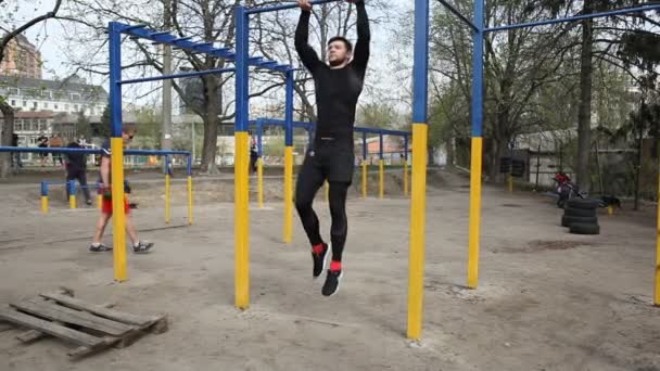 Oefeningen op de balk, de atleet maakt een horizontale ophanging met aarde — Stockvideo