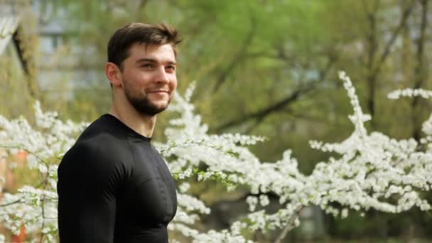 Retrato de um jovem atleta — Vídeo de Stock