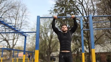 Yatay çubuğu'nda genç bir atlet olarak uygulanması. Ağır çekim elinde iki çıkış gücü