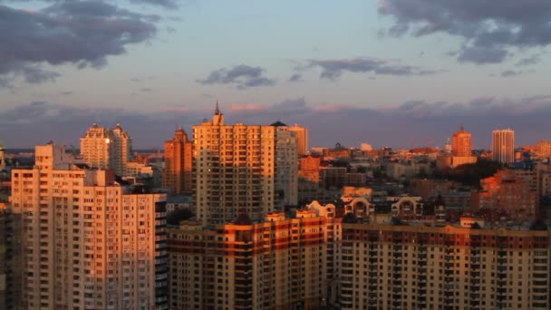 Filmación de alta calidad de la puesta del sol de la ciudad sin aves y corrección destructiva del color . — Vídeos de Stock