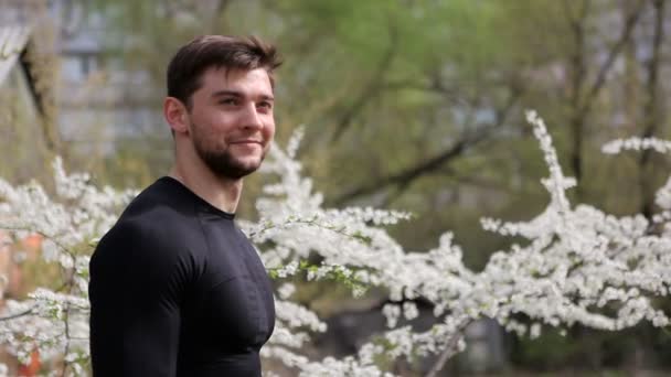 Retrato de um jovem atleta. Filmagem de alta qualidade — Vídeo de Stock