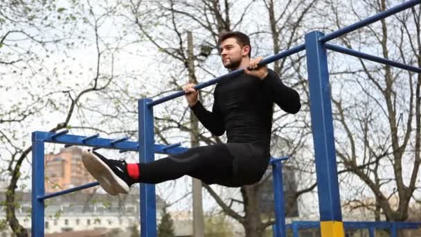 Ćwiczenie Młodego Sportowca Poziomy Pasek Ciągnąc Się Pasek Jego Nogi — Wideo stockowe