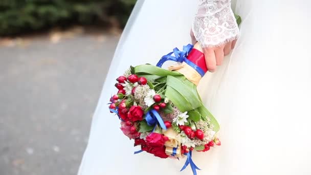 Noiva segura em sua mão um lindo buquê de casamento — Vídeo de Stock