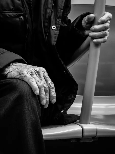 Emekli bir adamın eski eller