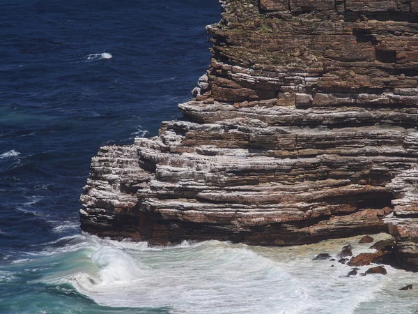 Dalga cliff altında — Stok fotoğraf