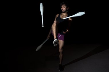 Sirkte genç hokkabaz