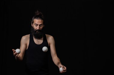 Sirkte odaklı hokkabazlık yapmak