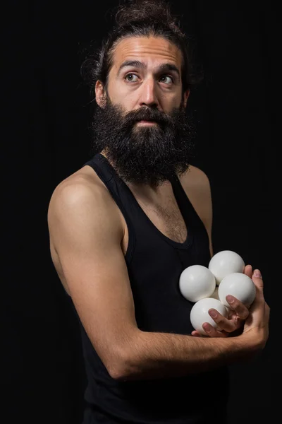 Malabarista de circo pensativo imitando com suas bolas de malabarismo — Fotografia de Stock