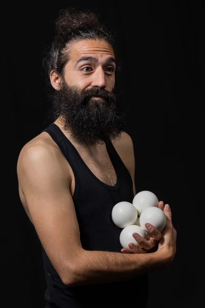 Šťastný cirkus žonglér napodobovat s jeho žonglování míčky — Stock fotografie