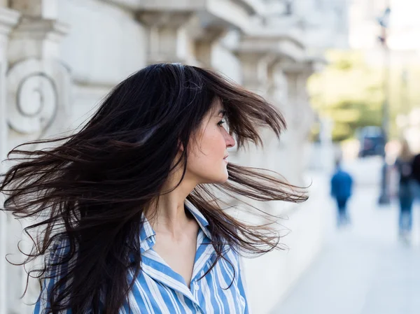 Gyönyörű barna nő haját mozgó — Stock Fotó