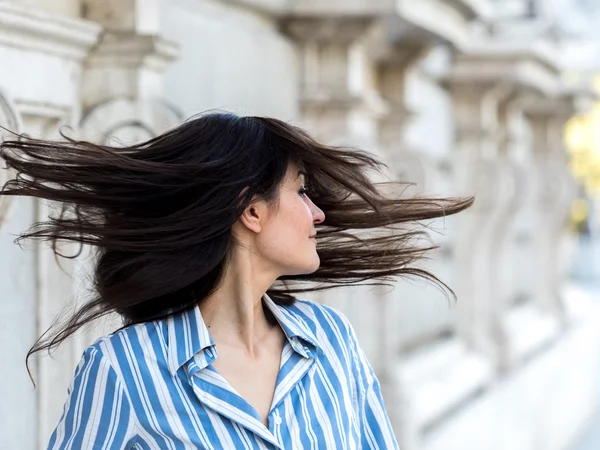 Gyönyörű barna nő haját mozgó — Stock Fotó