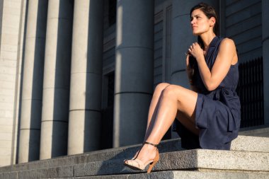 Hüzünlü bir şekilde onun saçlı güzel kadın