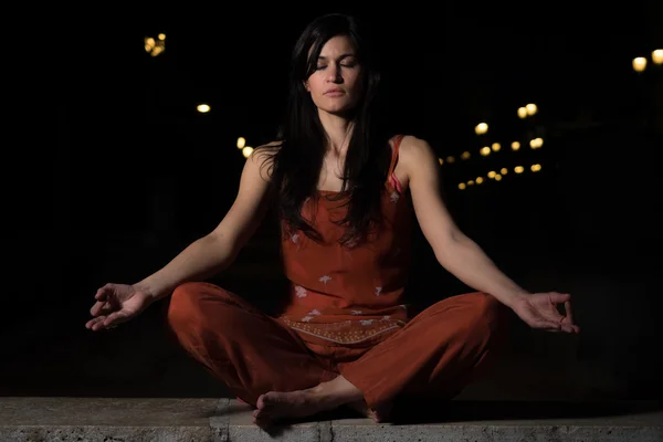 Krásná žena cvičit meditaci v noci — Stock fotografie