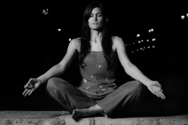 Szép nő éjjel meditáció gyakorlása — Stock Fotó