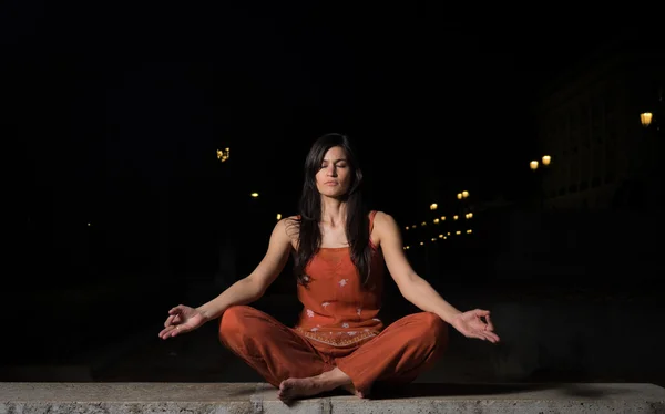 Güzel kadın gece meditasyon pratik