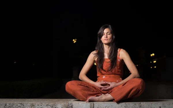 Güzel kadın gece meditasyon pratik