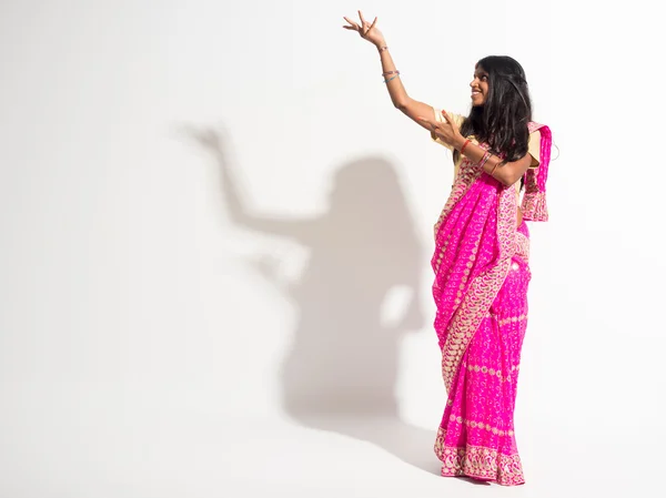 Mulher indiana bonita dançando no fundo branco — Fotografia de Stock