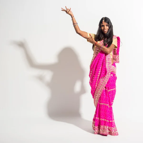 Mulher indiana bonita dançando no fundo branco — Fotografia de Stock