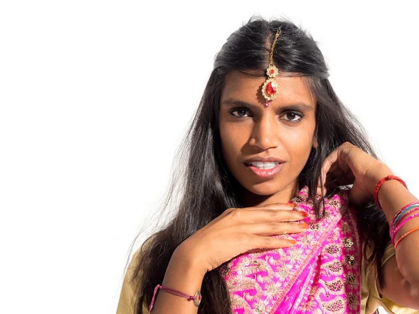 白いれたらに分離された美しい若いインド人女性の肖像画 — ストック写真