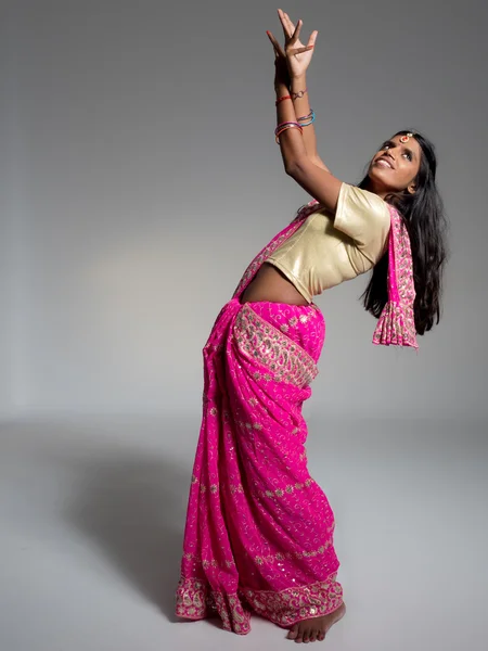 Linda jovem indiana dançando Bollywood sorrindo e weari — Fotografia de Stock