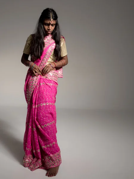Mulher indiana jovem bonita vestindo sari tradicional, tikka e — Fotografia de Stock