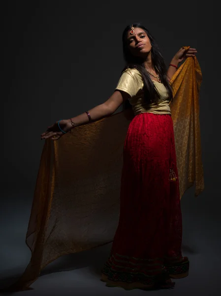 Linda jovem indiana em um desempenho Bollywood vestindo — Fotografia de Stock