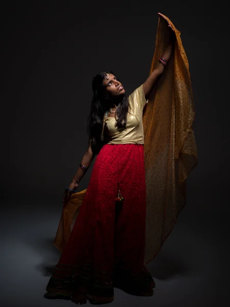 Belle jeune femme indienne dans une performance de Bollywood portant — Photo