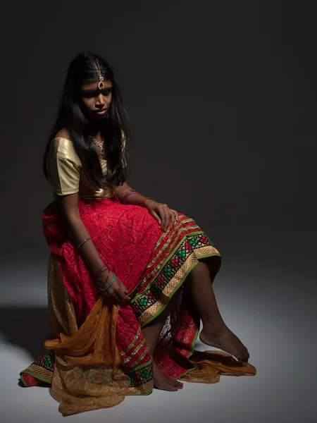 長くて暗い髪の美しい若いインド人女性が身に着けている土 — ストック写真