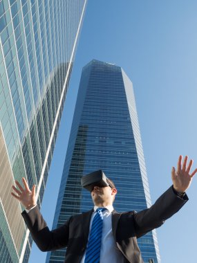 Sanal gerçeklik gözlükle bir iş merkezinde iş adamı