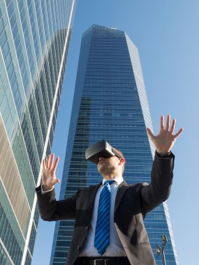 Sanal gerçeklik gözlükle bir iş merkezinde iş adamı