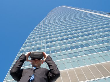 Sanal gerçeklik gözlükle bir iş merkezinde iş adamı