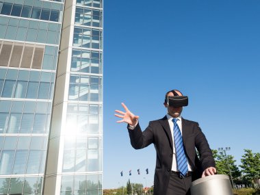 Sanal gerçeklik gözlükle bir iş merkezinde iş adamı