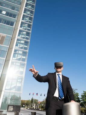 Sanal gerçeklik gözlükle bir iş merkezinde iş adamı