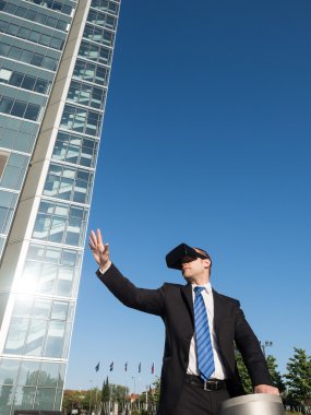 Sanal gerçeklik gözlükle bir iş merkezinde iş adamı