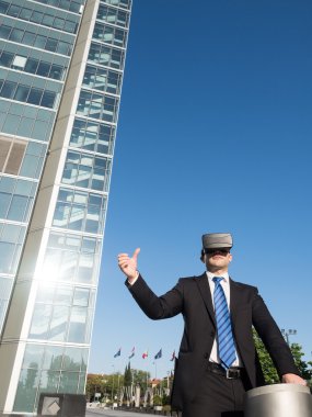 Sanal gerçeklik gözlükle bir iş merkezinde iş adamı