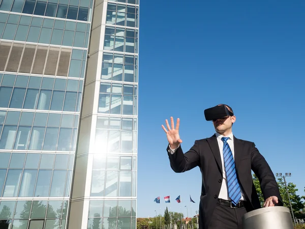 Sanal gerçeklik gözlükle bir iş merkezinde iş adamı