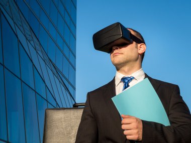 Siber bir toplantı için sanal gerçeklik gözlükle işadamı