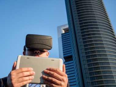 Sanal gerçeklik gözlükle bir tablet bir iş merkezi ile iş adamı