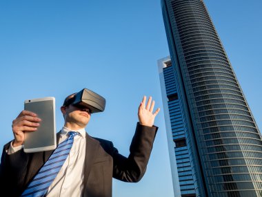 Sanal gerçeklik gözlükle bir tablet bir iş merkezi ile iş adamı