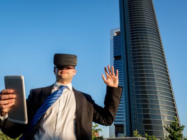 Sanal gerçeklik gözlükle bir tablet bir iş merkezi ile iş adamı