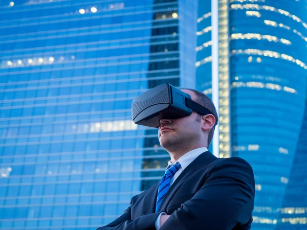 Sanal gerçeklik gözlükle bir işletme emin iş adamı