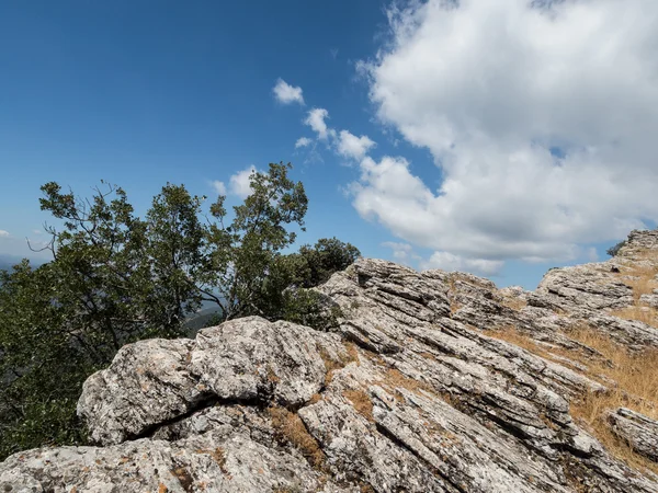 Hegyi boulder kék ég alatt — Stock Fotó