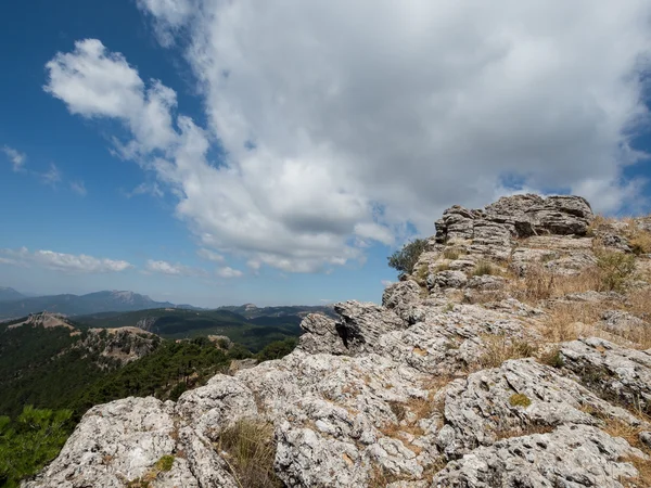 Masso di montagna sotto il cielo blu — Foto Stock