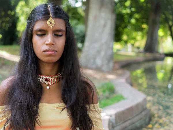 Krásná mladá indiánka praktikování meditace v parku — Stock fotografie