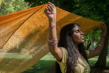 Mutlu Hint güzel genç kadın dans