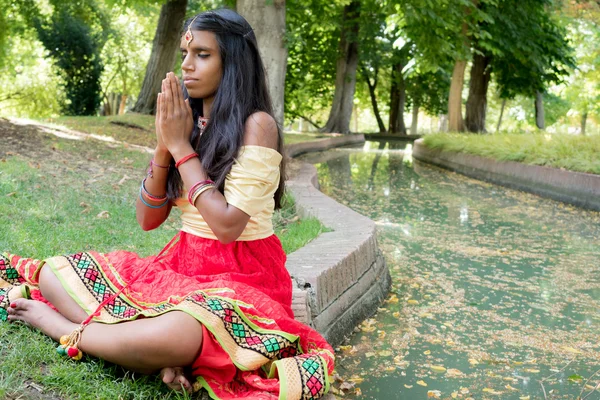 公園で祈っている美しい若いインド人女性. — ストック写真