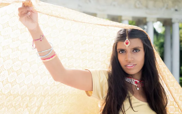 Mulher hindu tradicional bonita e jovem — Fotografia de Stock