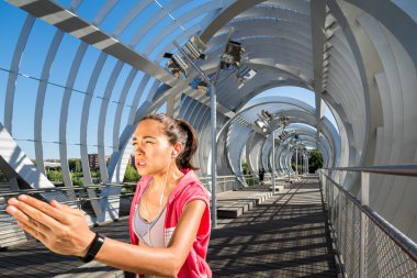 Kadın Runner eğitim üzerinde modern bir köprü zor