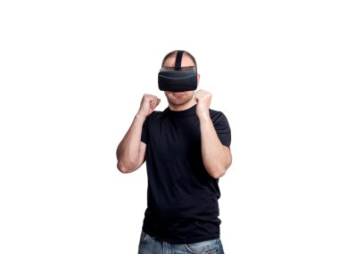 Bir video oyunu mücadele sanal gerçeklik gözlüklü adam 